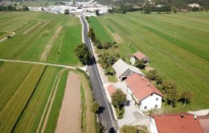 CESTA DOLENJA VAS PODSKRAJNIK 01